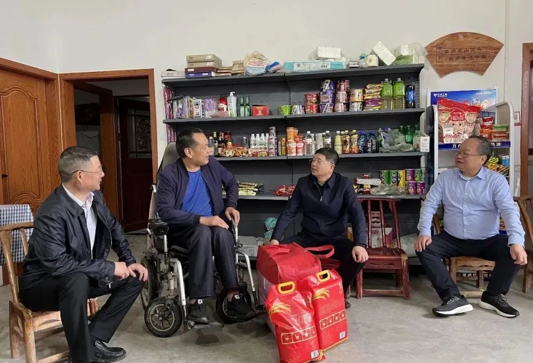 图为赵如均一行深入残疾人家庭开展残疾人家庭收入状况调查